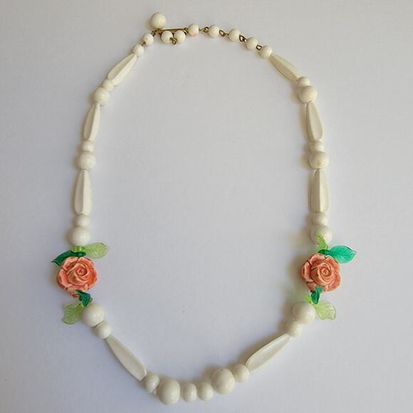Elegant Painted Rose Bead White Choker Necklace with Vintage Charm - Picture 6 of 10